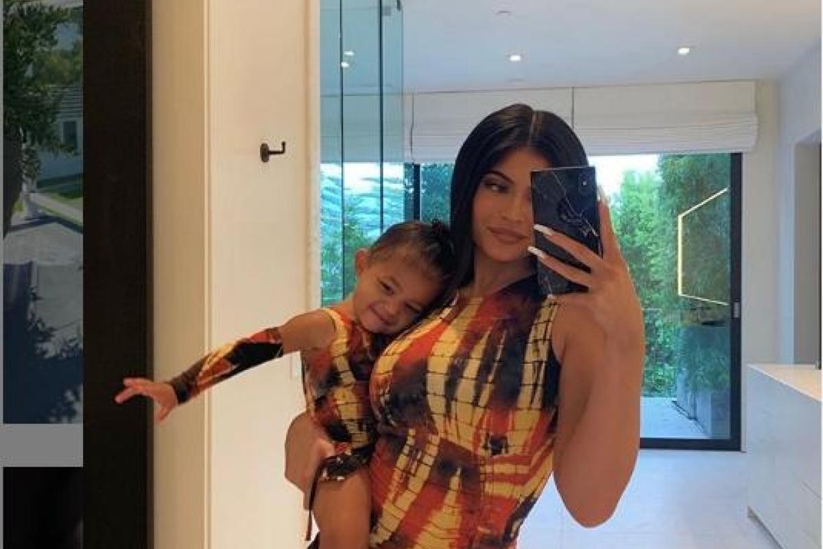 Кайли Дженнер не перестает радовать фанатов горячими фото с отдыха