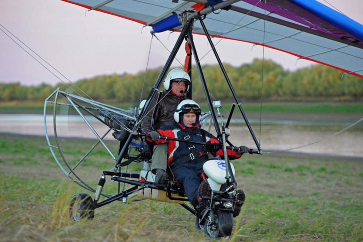 В Подмосковье при крушении вертолета погиб пилот, учивший Путина летать со стерхами