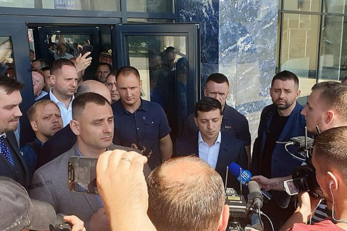 Зеленский отправился в Николаевскую и Харьковскую области с рабочими визитами Зеленский отправился в Николаевскую и Харьковскую области с рабочими визитами