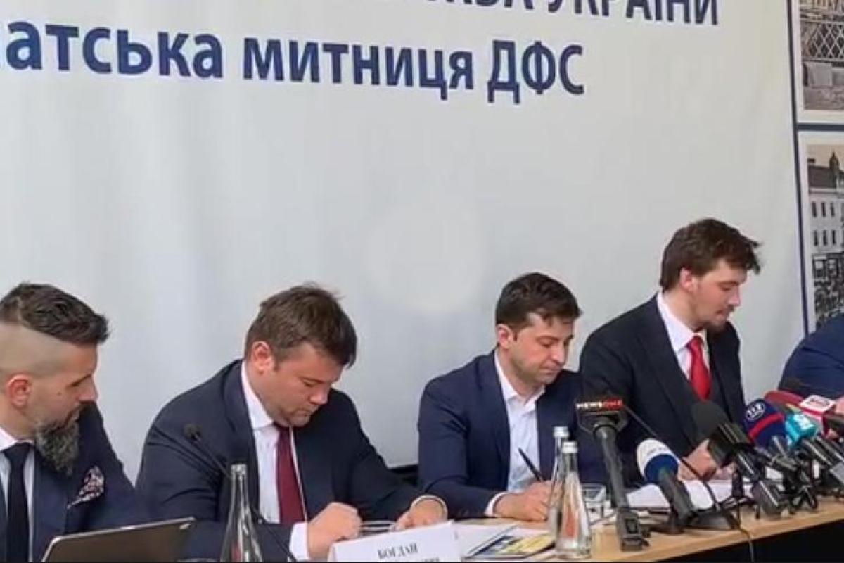 Нет времени слушать мычание: Зеленский попросил глав таможен написать "по собственному" Нет времени слушать мычание: Зеленский попросил глав таможен написать "по собственному"