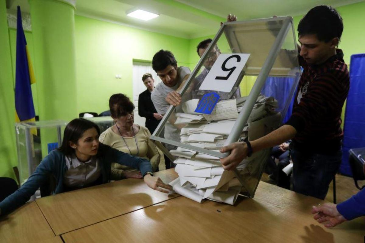 Отравились оливье: На Закарпатье пострадала половина членов избирательной комиссии Отравились оливье: На Закарпатье пострадала половина членов избирательной комиссии