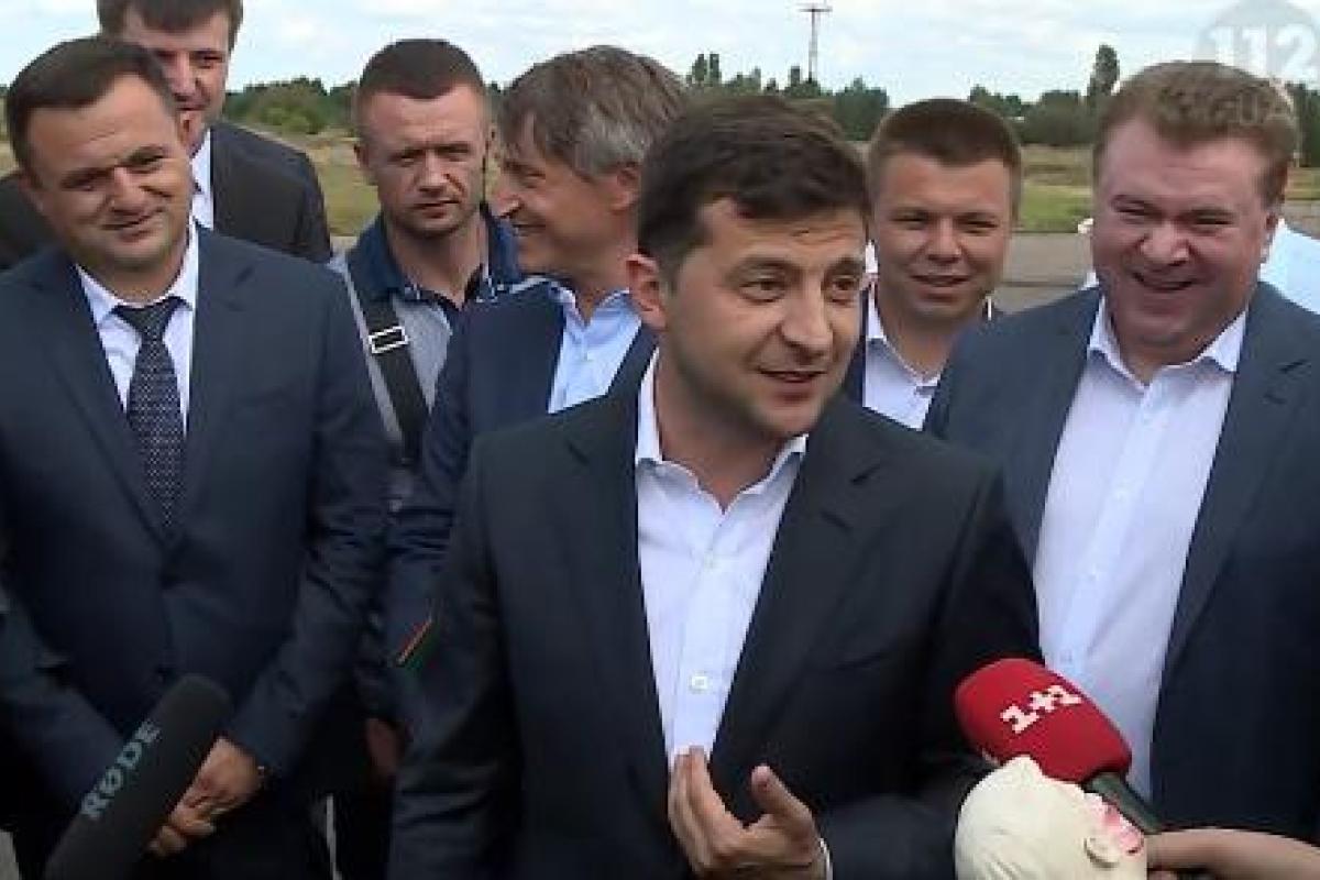 Президент - это не бюст и не портрет: Зеленский отказался принять в подарок свой бюст Президент - это не бюст и не портрет: Зеленский отказался принять в подарок свой бюст