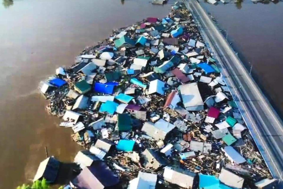 Жуткие кадры потопа в России: унесенные рекой дома образовали затор у трассы