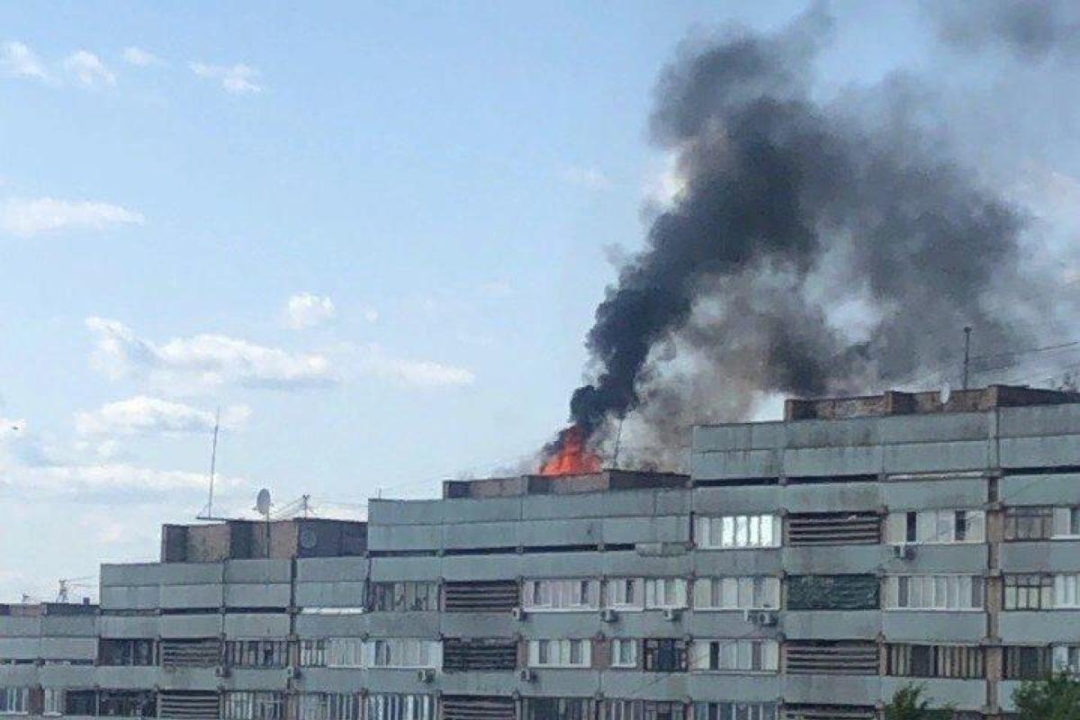 В центре Луганска прогремел взрыв, горит многоэтажка: фото с места ЧП В центре Луганска прогремел взрыв, горит многоэтажка: фото с места ЧП