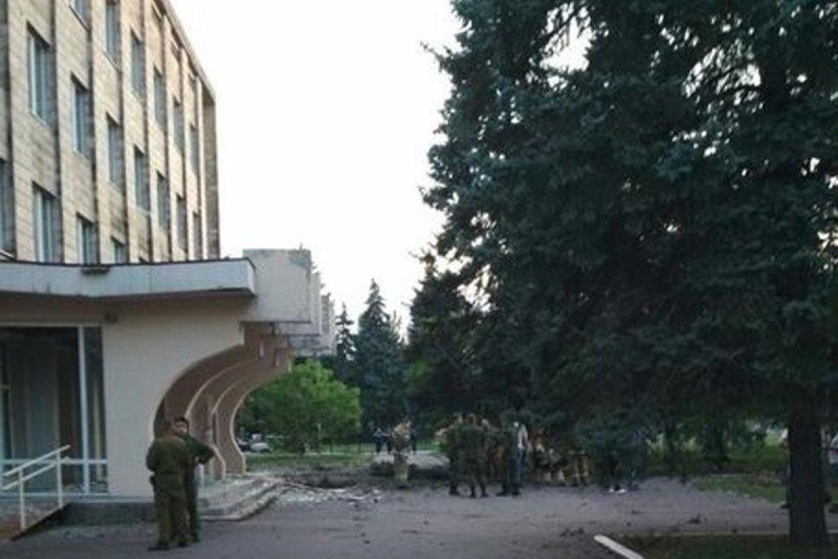 В центре Ясиноватой разорвался снаряд: повреждено здание райадминистрации В центре Ясиноватой разорвался снаряд: повреждено здание райадминистрации