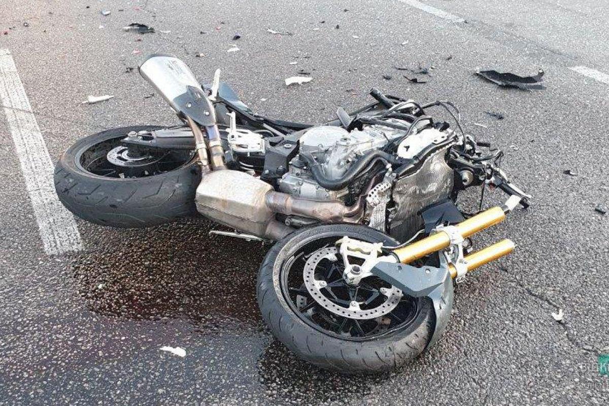 В Днепре мотоцикл влетел в Audi