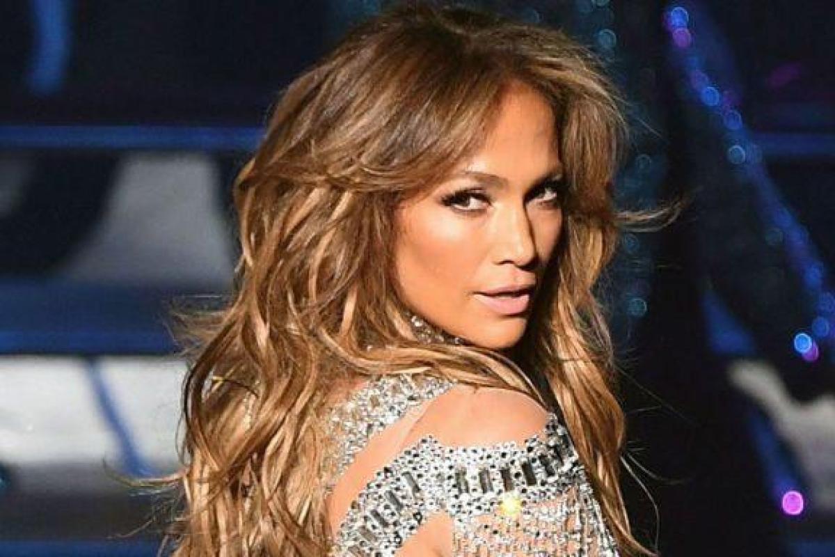 Все так же горяча: Дженнифер Лопес исполнилось 50 лет