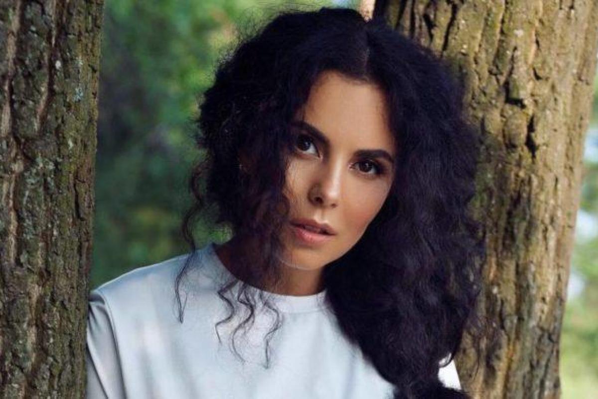 Настя Каменских порадовала поклонников стильным образом Настя Каменских порадовала поклонников стильным образом