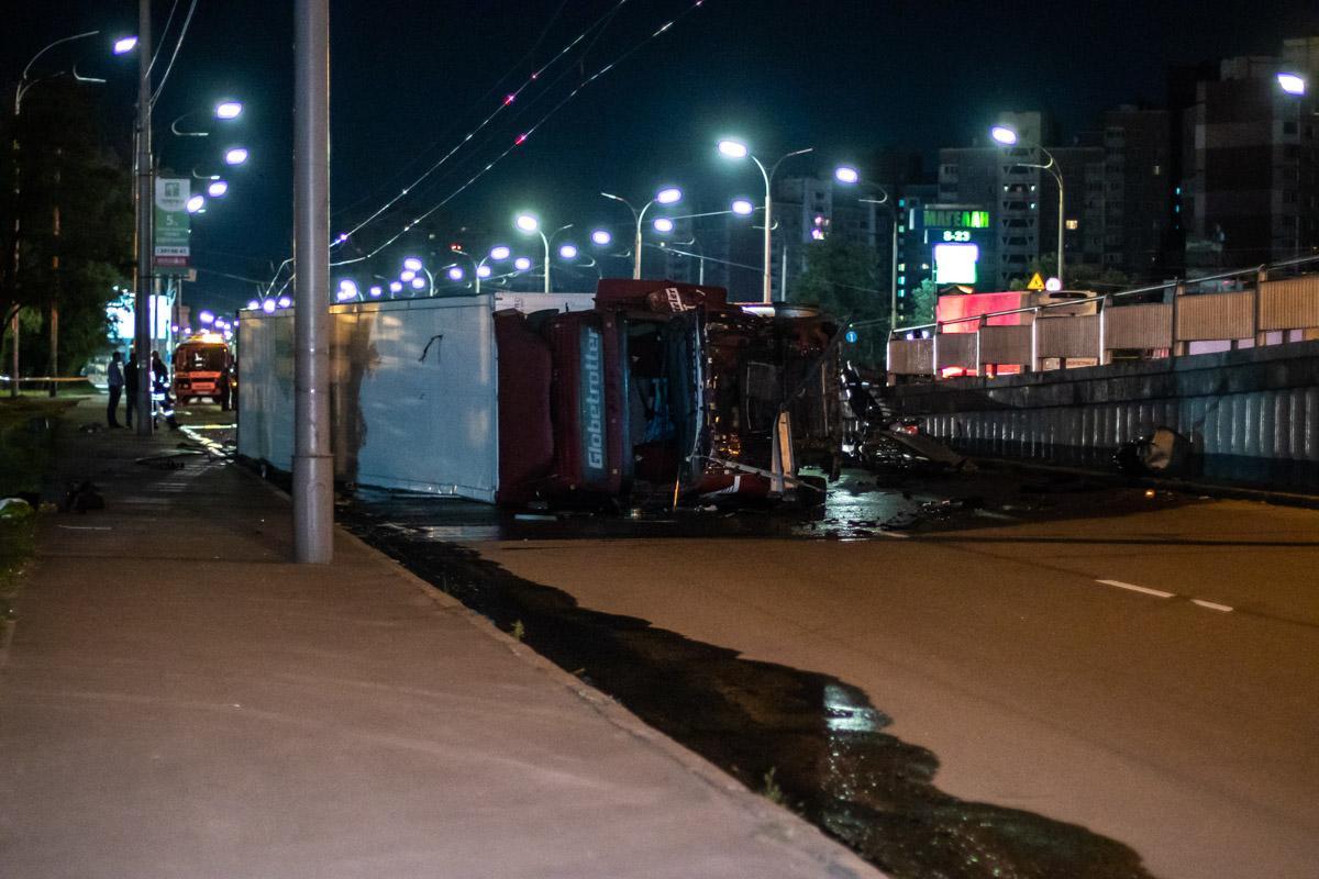 Дорожная полоса вся в топливе: В Киеве с моста упала фура Дорожная полоса вся в топливе: В Киеве с моста упала фура