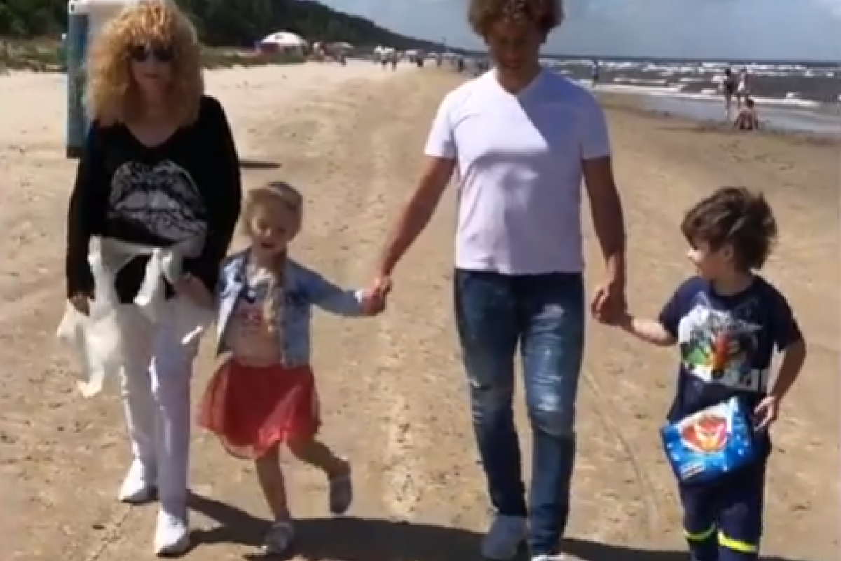 Пугачева и Галкин с детьми приехали к морю: семейное видео