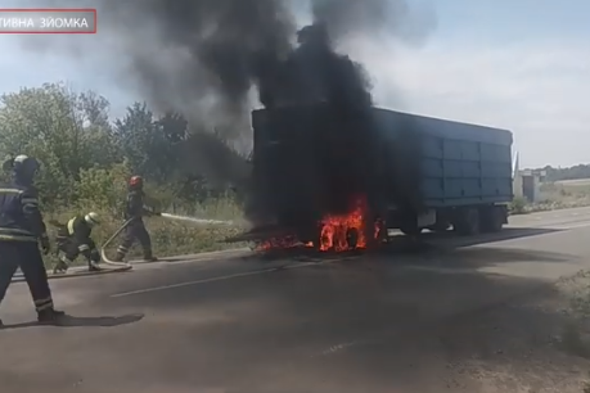 В Луганской области на трассе загорелся грузовик В Луганской области на трассе загорелся грузовик