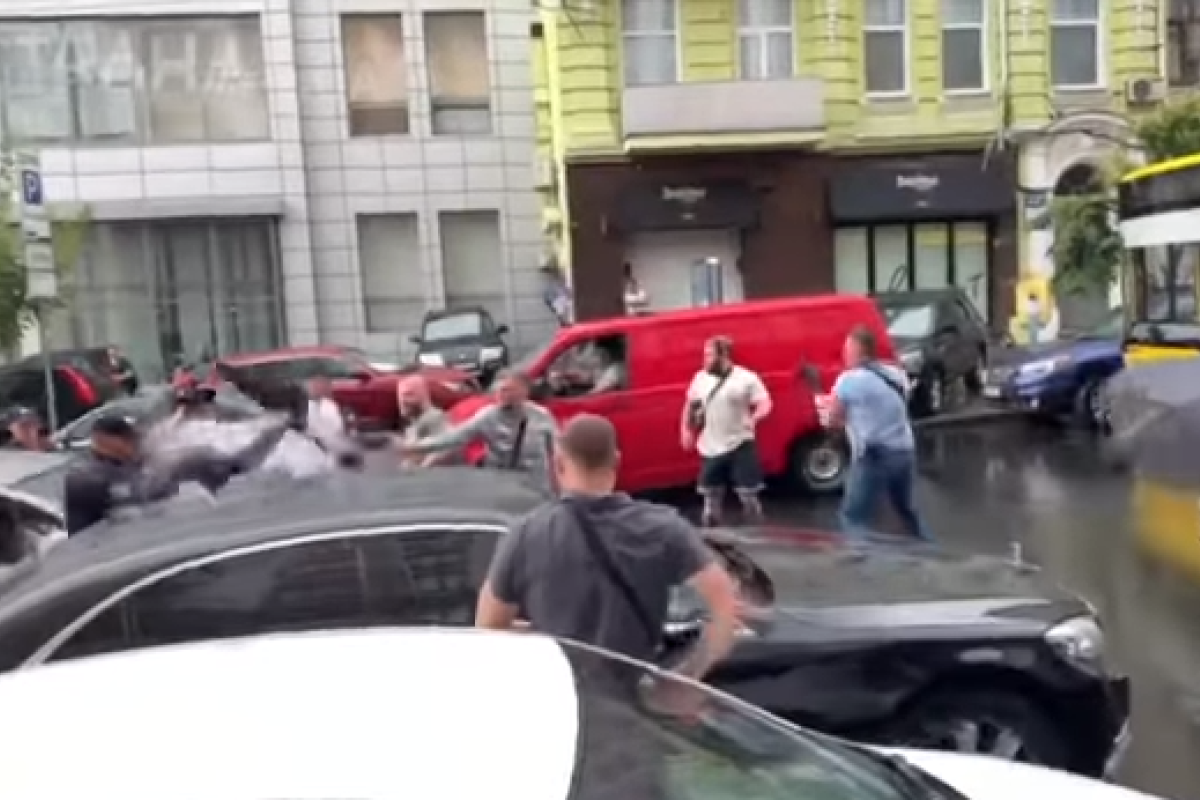 Молодчиков, напавших на автомобиль Порошенко, ищет полиция Молодчиков, напавших на автомобиль Порошенко, ищет полиция