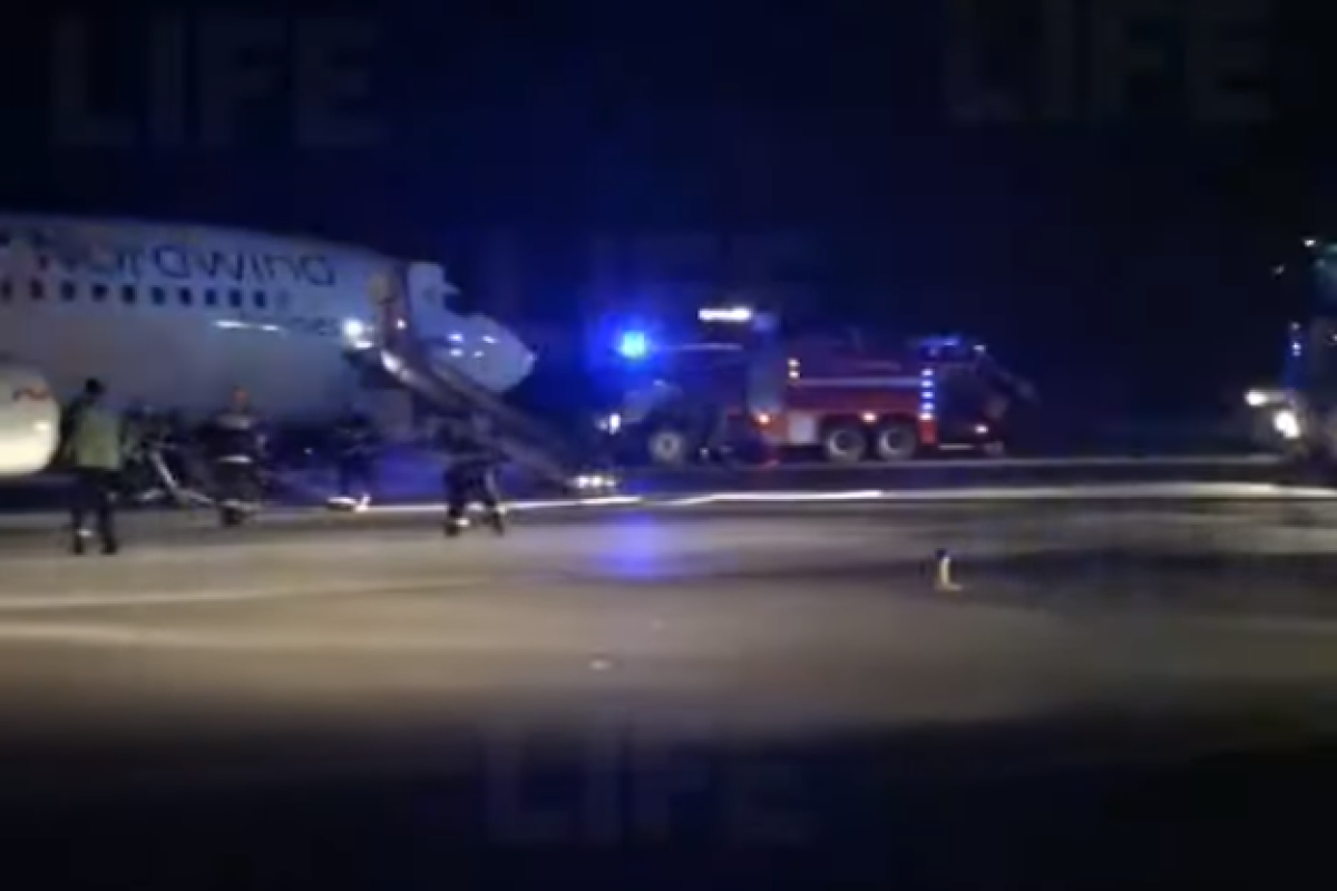 В Шереметьево задымился самолет: пассажиры пострадали в давке В Шереметьево задымился самолет: пассажиры пострадали в давке