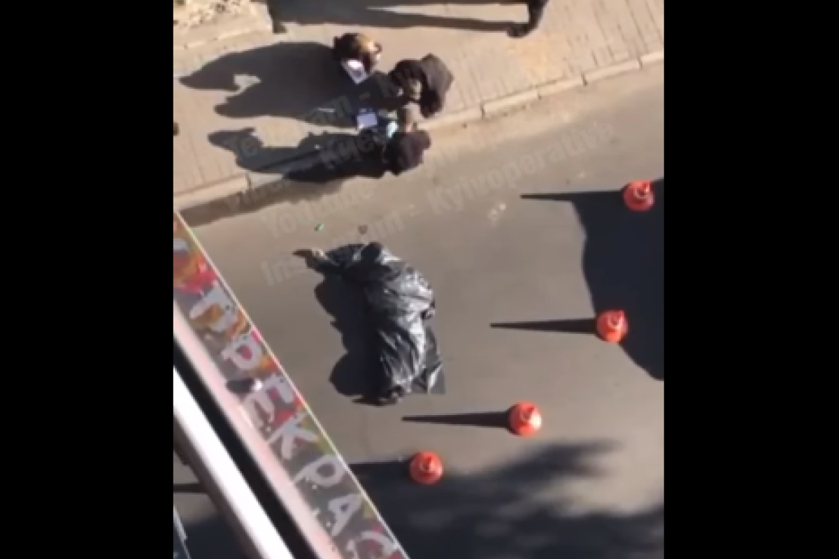 Без шансов: В Киеве с "моста влюбленных" упал человек Без шансов: В Киеве с "моста влюбленных" упал человек