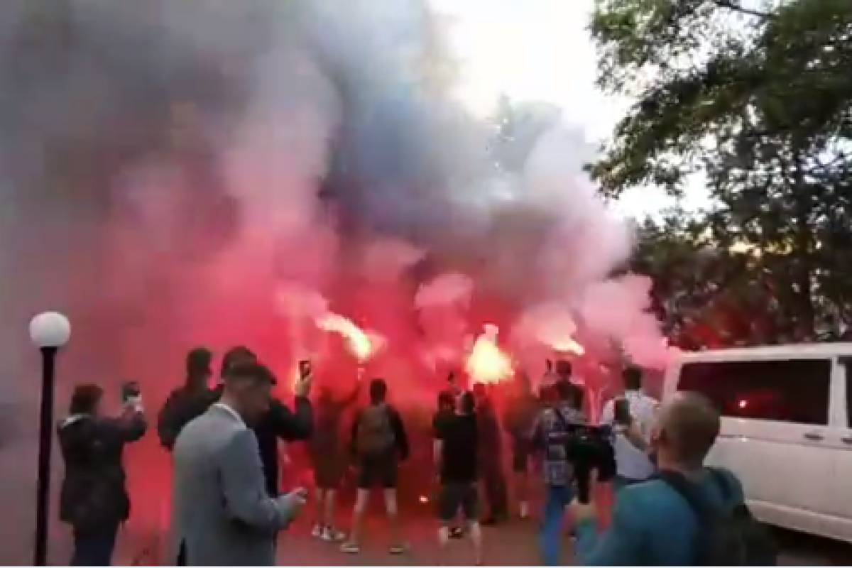 Дым и файеры: Под офисом NewsOne устроили акцию протеста