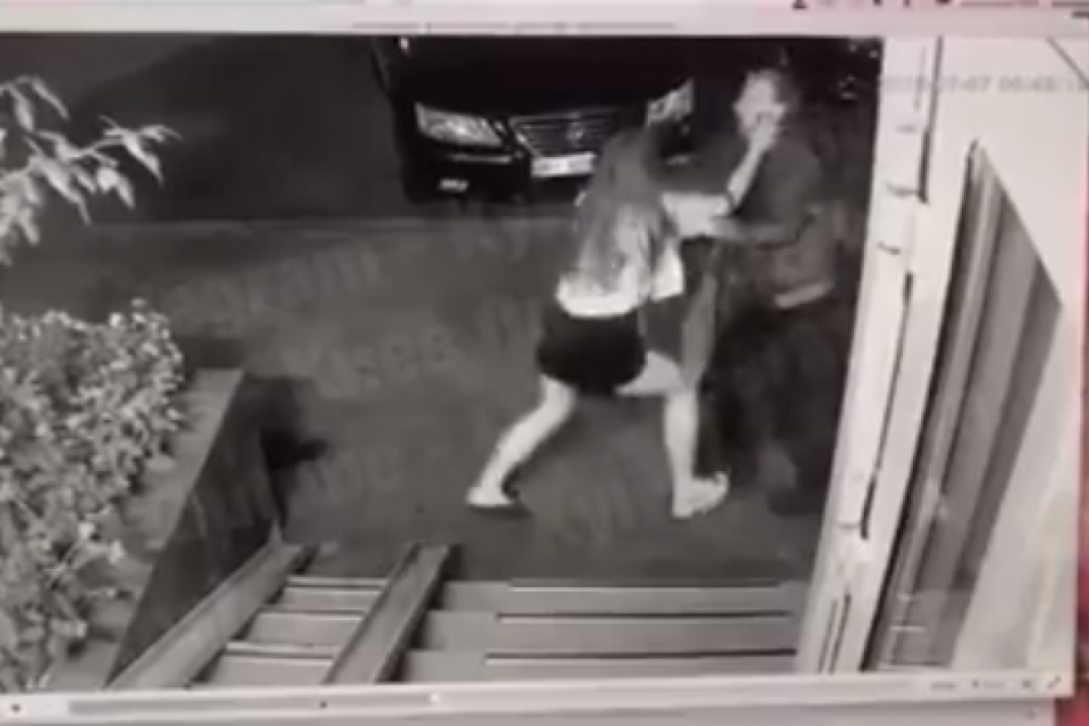 В Киеве девушка дала отпор напавшему неадеквату: инцидент попал на видео В Киеве девушка дала отпор напавшему неадеквату: инцидент попал на видео
