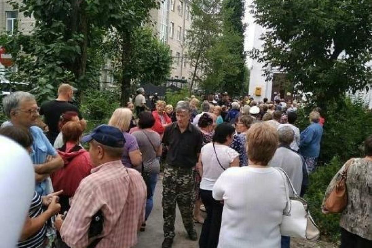 Под ОИК №106 в Северодонецке собирается митинг несогласных избирателей Под ОИК №106 в Северодонецке собирается митинг несогласных избирателей