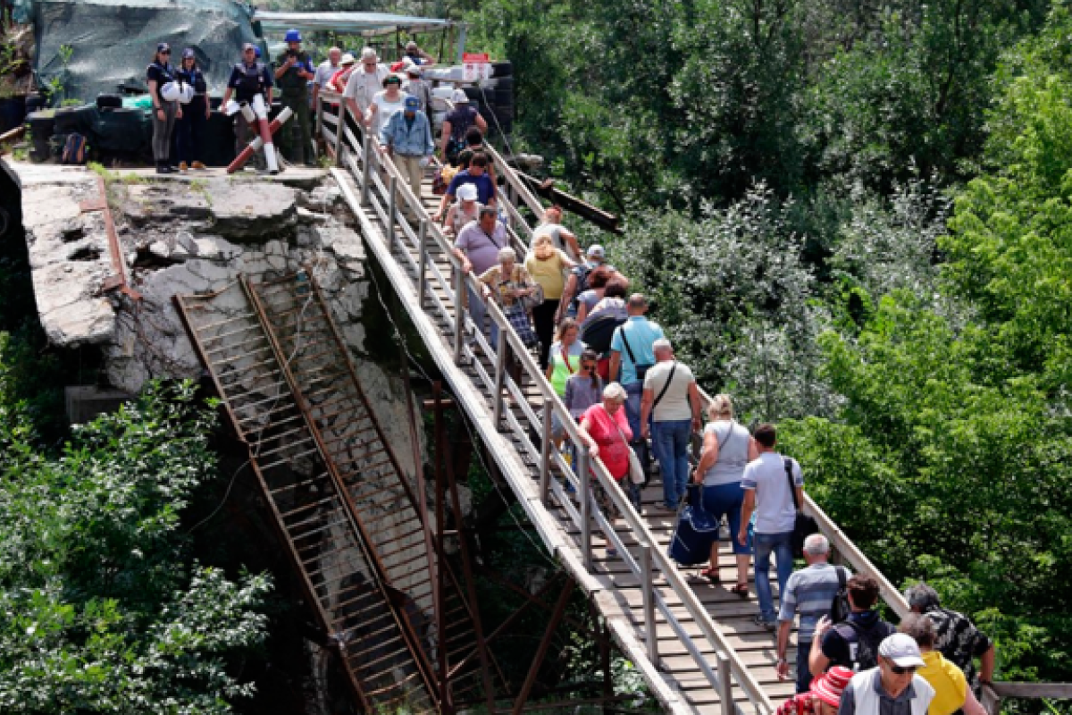 Боевики "ЛНР" не дали осмотреть мост украинским специалистам и проектантам Боевики "ЛНР" не дали осмотреть мост украинским специалистам и проектантам