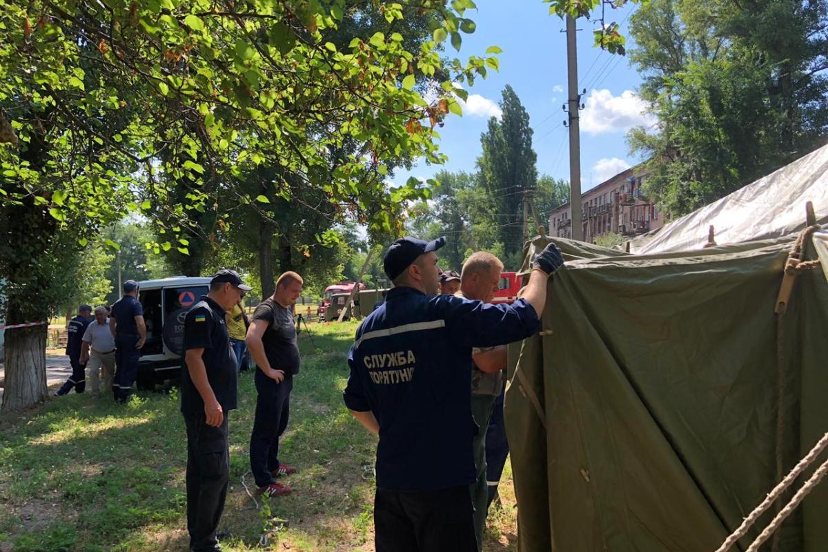 В Лисичанске 12 человек вернулись в аварийный дом, часть жильцов ночует в палатке В Лисичанске 12 человек вернулись в аварийный дом, часть жильцов ночует в палатке