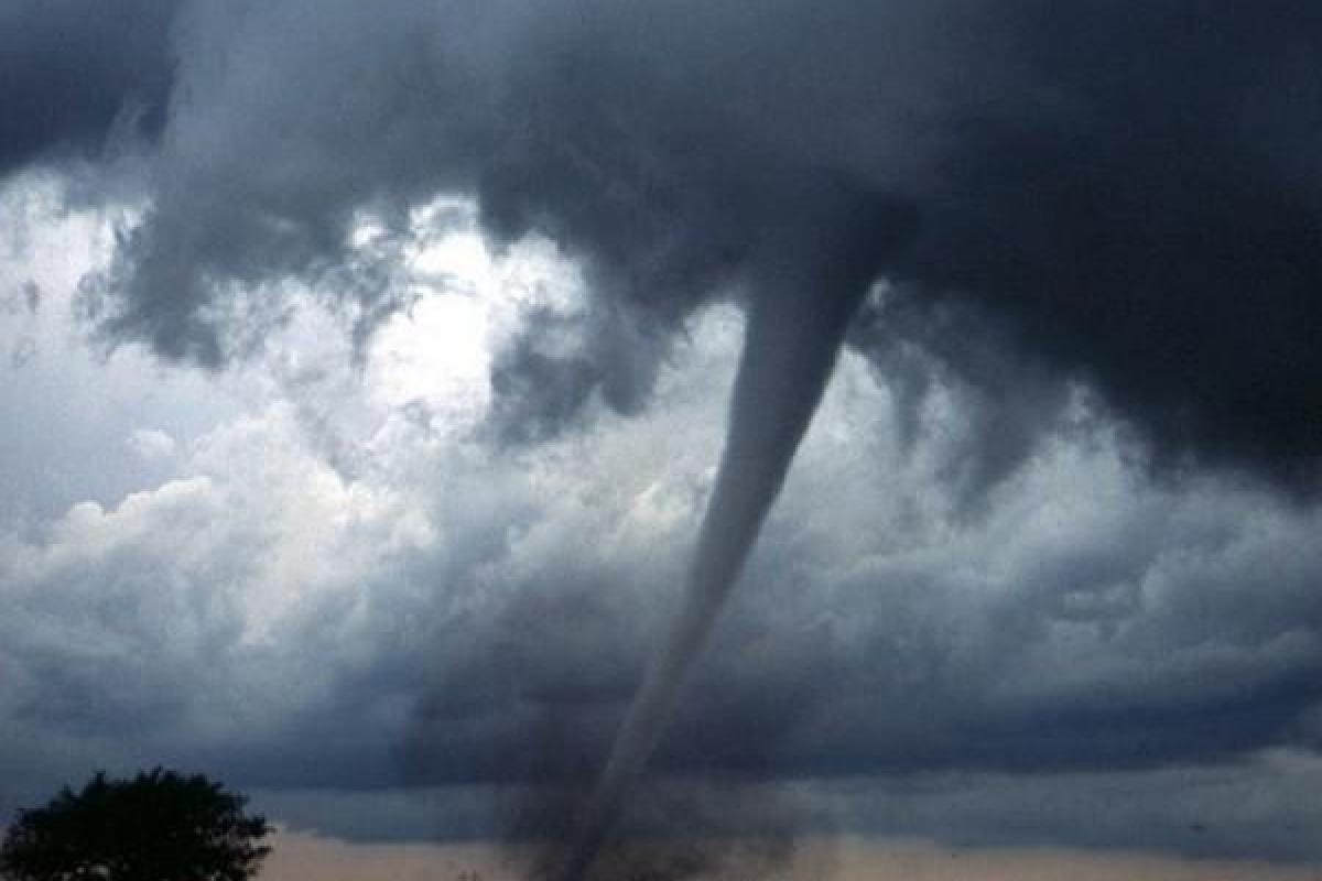 На Ровенщине пронесся смерч: с домов посрывало крыши