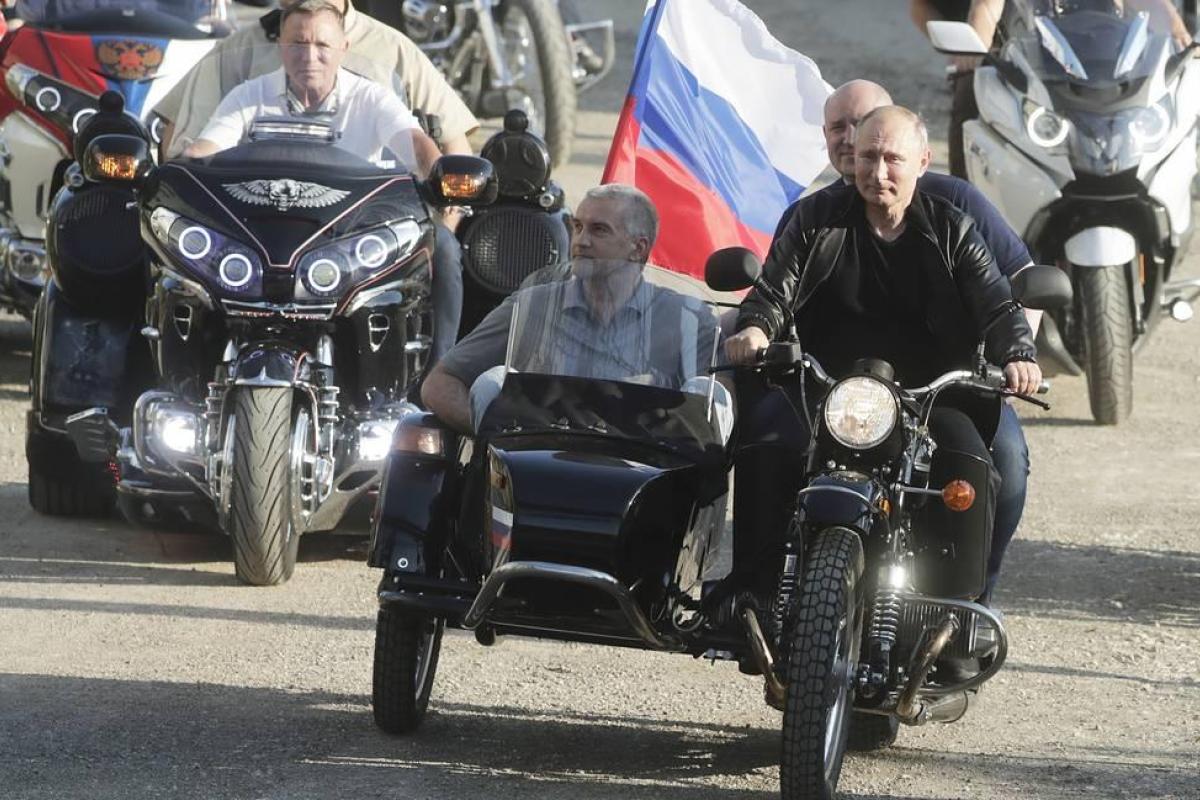 Пока столичные силовики "вяжут" активистов, Путин катается на "Урале" в аннексированном Крыму Пока столичные силовики "вяжут" активистов, Путин катается на "Урале" в аннексированном Крыму