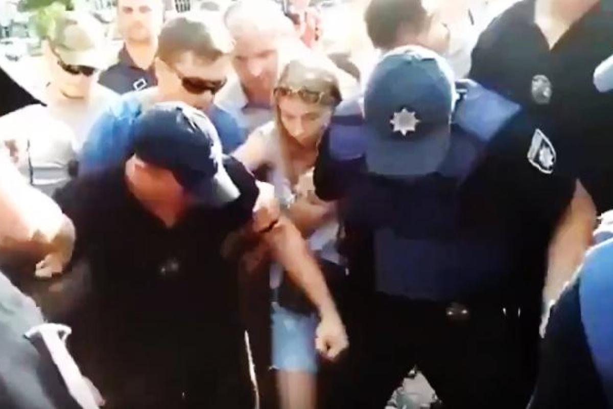 Видеофакт: В Николаеве правоохранитель наступил на лицо подозреваемому Видеофакт: В Николаеве правоохранитель наступил на лицо подозреваемому