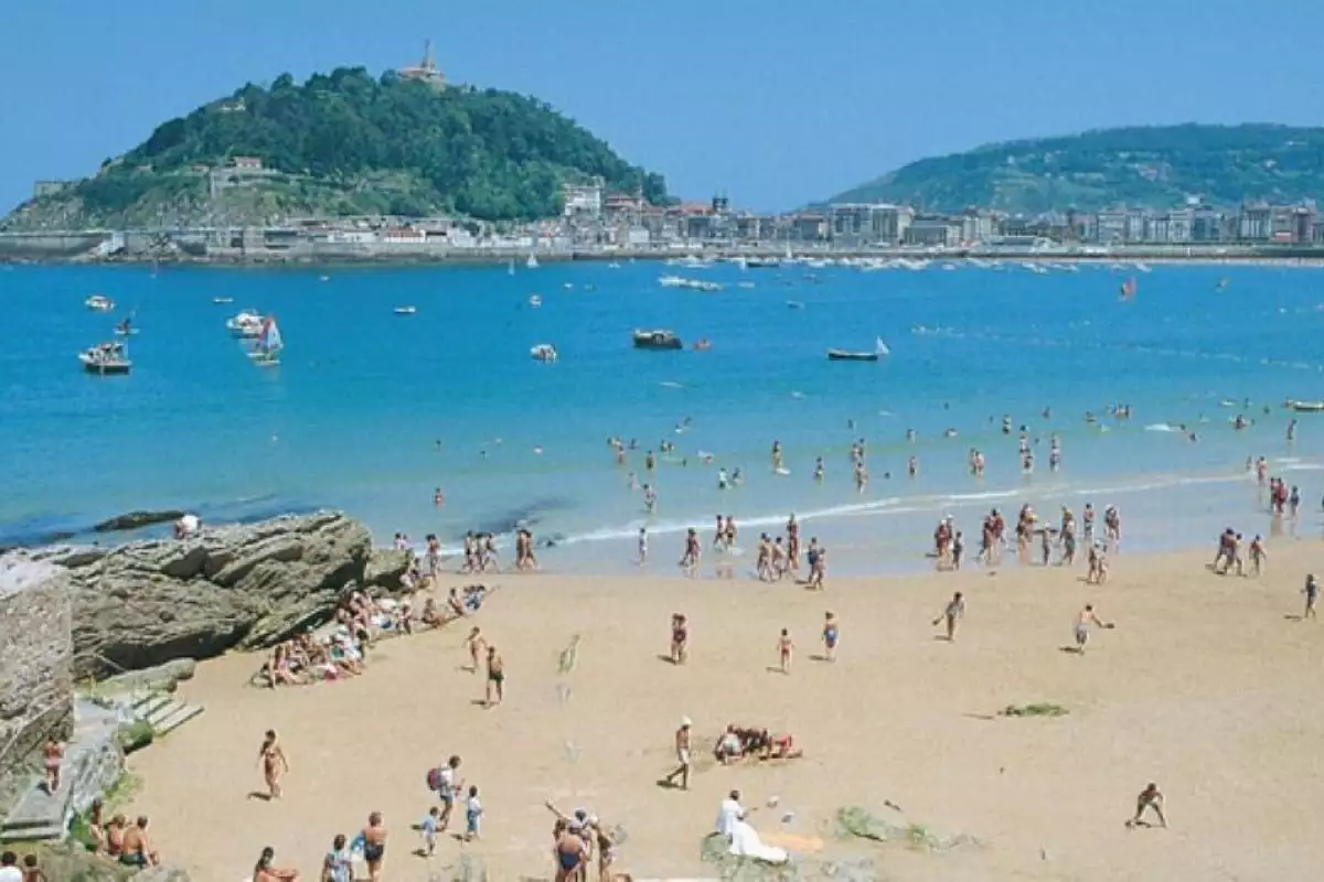 В Барселоне эвакуировали один самых популярных пляжей из-за бомбы в море В Барселоне эвакуировали один самых популярных пляжей из-за бомбы в море