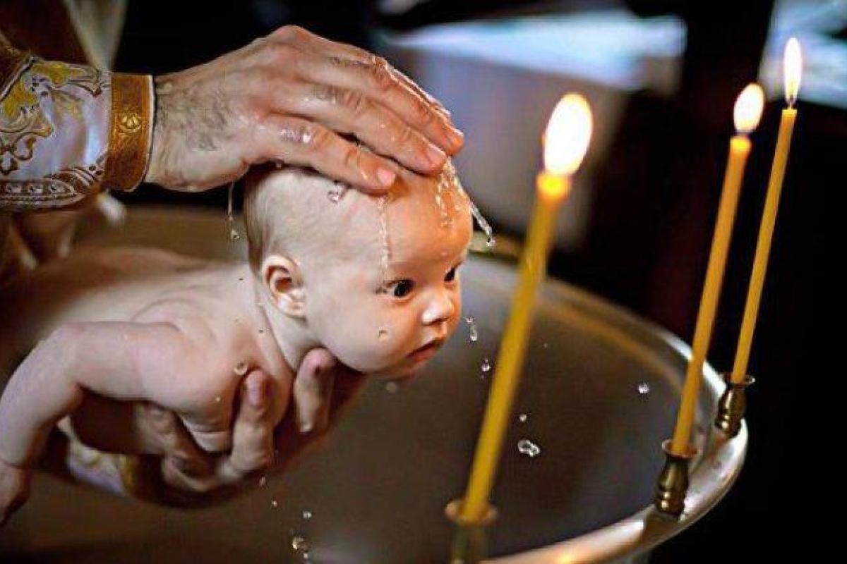 Жуткие видеокадры: В России батюшка нанес травмы ребенку во время крещения