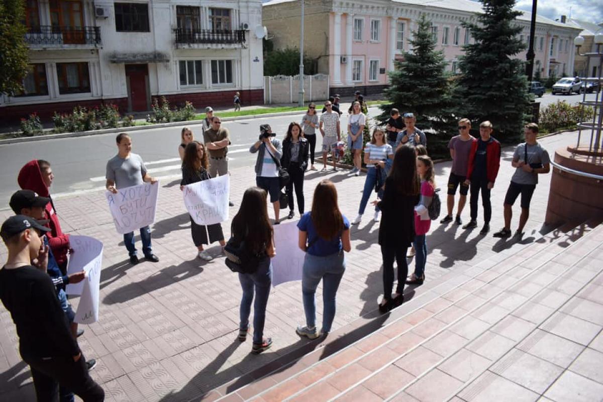 Молодежь Лисичанска провела акцию протеста под мэрией Молодежь Лисичанска провела акцию протеста под мэрией