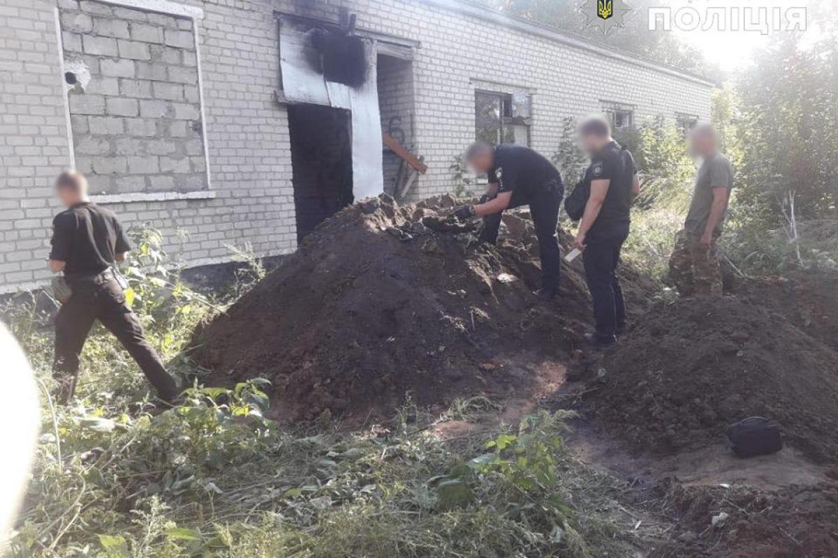 На Луганщине около бывшей школы откопали схрон оружия и боеприпасов На Луганщине около бывшей школы откопали схрон оружия и боеприпасов