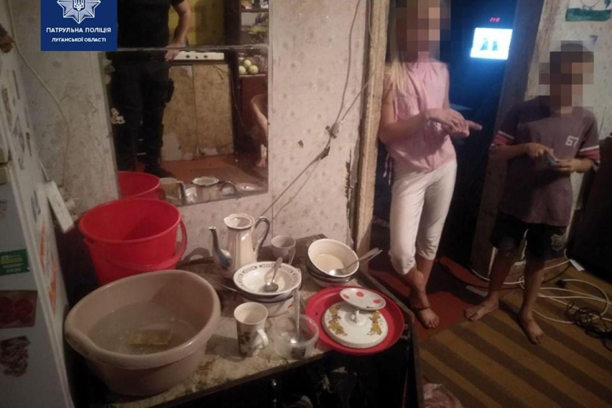 В Рубежном пьяный отец не пускал детей домой: вмешалась полиция В Рубежном пьяный отец не пускал детей домой: вмешалась полиция