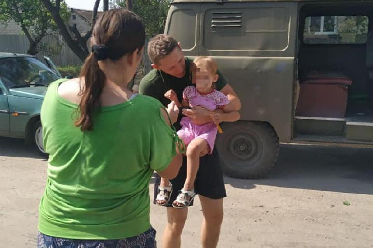 В Рубежном военные обнаружили в лесу маленькую девочку В Рубежном военные обнаружили в лесу маленькую девочку