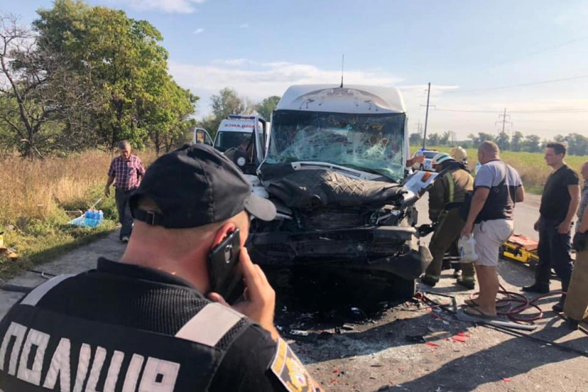 На Днепропетровщине маршрутка попала в жесткое ДТП на трассе, много пострадавших На Днепропетровщине маршрутка попала в жесткое ДТП на трассе, много пострадавших