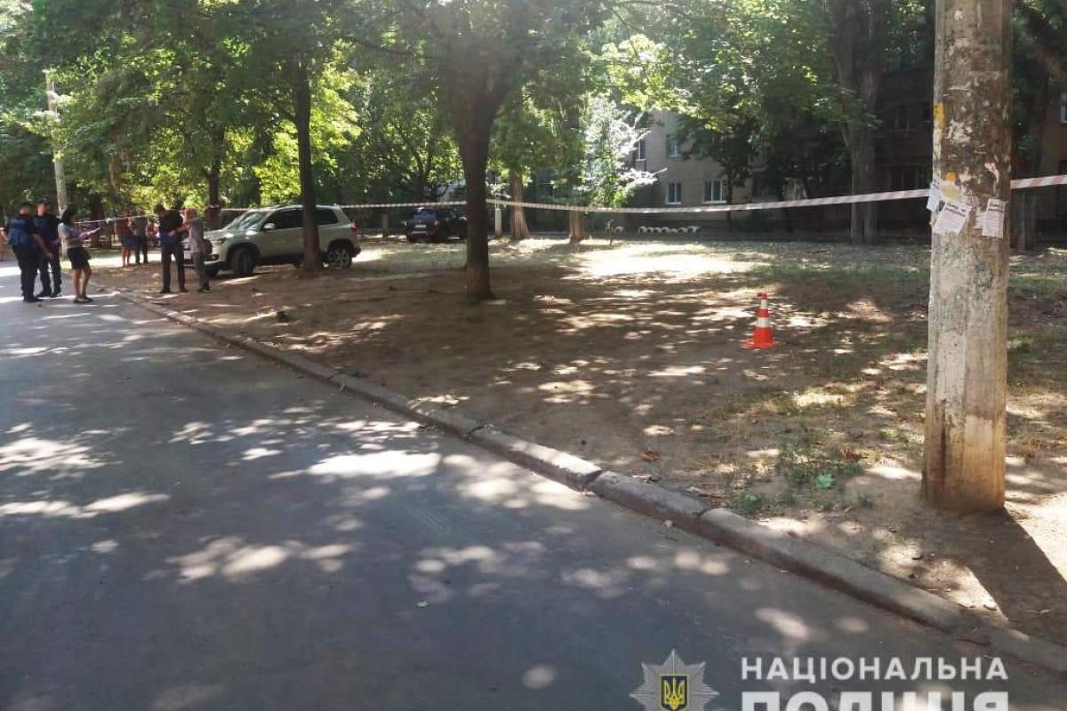 В Одессе мужчина кинул из окна гранату В Одессе мужчина кинул из окна гранату
