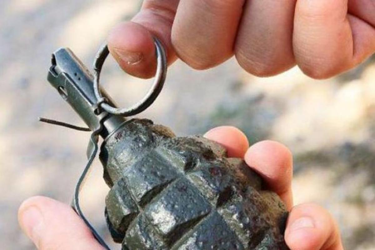 В Горловке взорвали гранату около подъезда дома: четверо раненых В Горловке взорвали гранату около подъезда дома: четверо раненых