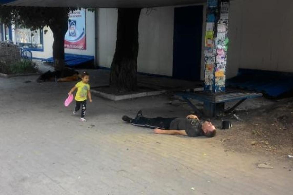 Постоянное лежбище бомжей в центре Лисичанска: Власть и правоохранители бессильны Постоянное лежбище бомжей в центре Лисичанска: Власть и правоохранители бессильны