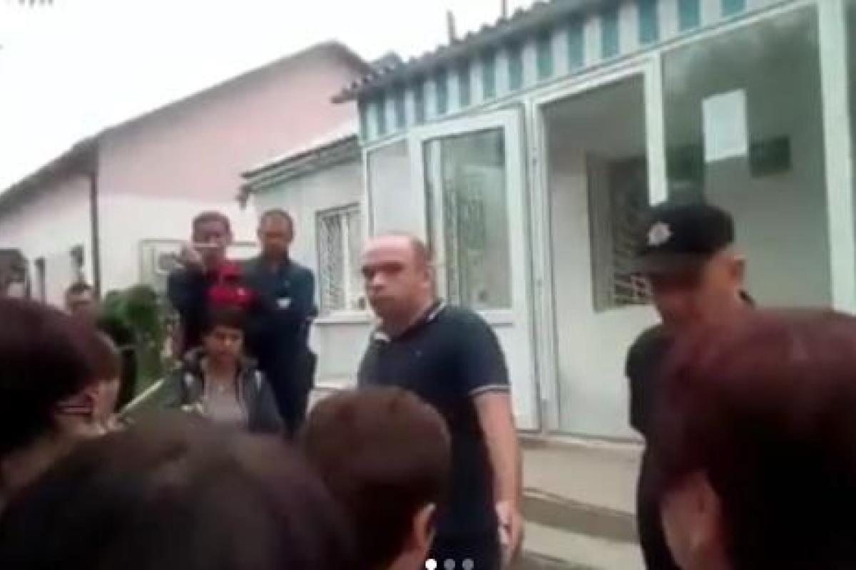 Жуткое ДТП в Новоайдаре: Жители вышли на митинг к местной прокуратуре Жуткое ДТП в Новоайдаре: Жители вышли на митинг к местной прокуратуре