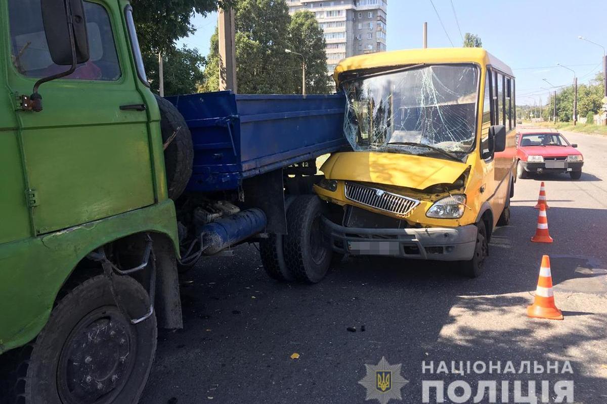 В Запорожье в ДТП с маршруткой пострадало 7 человек В Запорожье в ДТП с маршруткой пострадало 7 человек