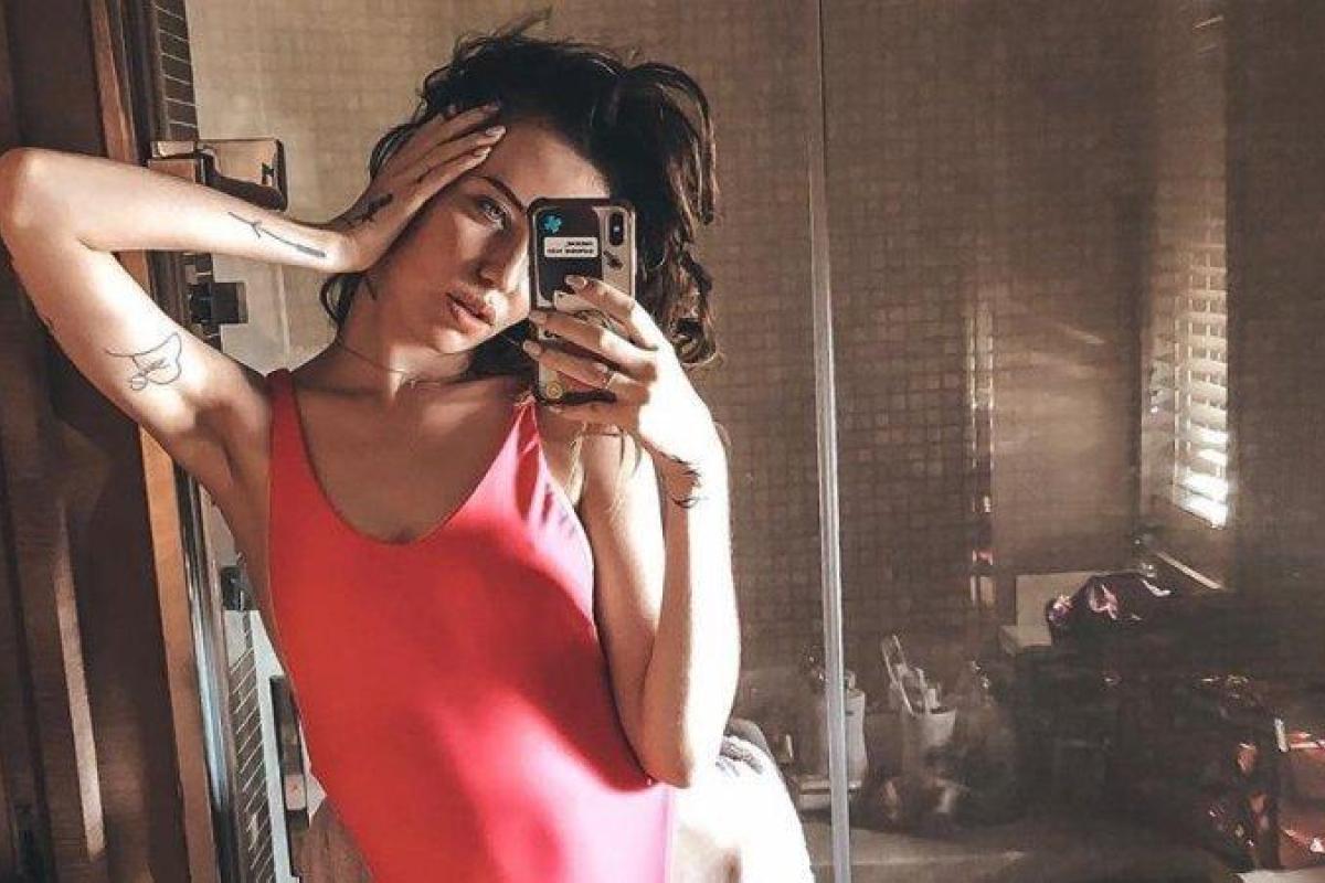 Солистка "Время и стекло" показала стройную фигуру в бикини Солистка "Время и стекло" показала стройную фигуру в бикини