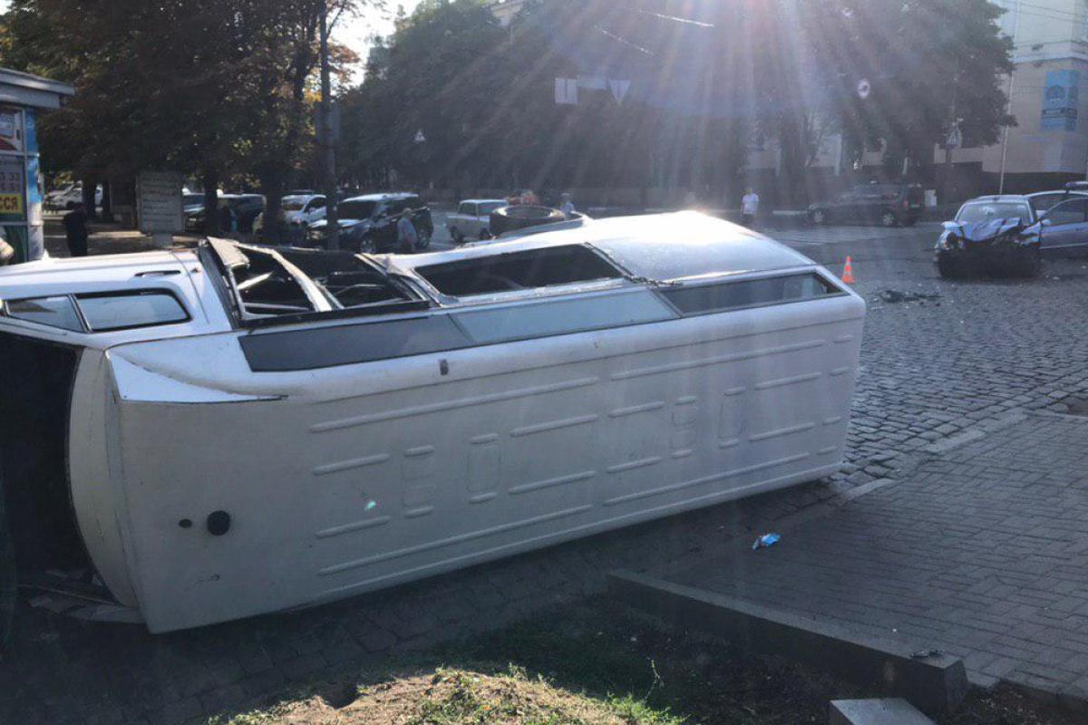 В Днепре перевернулась маршрутка после столкновения с авто В Днепре перевернулась маршрутка после столкновения с авто