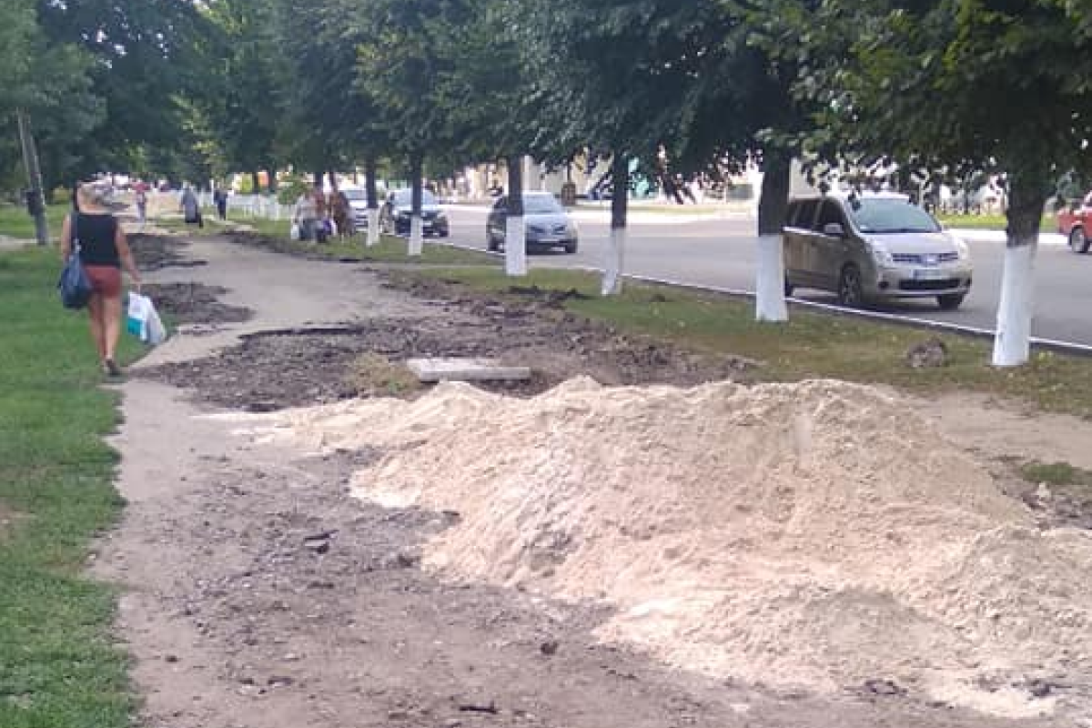 "Чьих рук дело?" На центральной улице Лисичанска разворотили тротуар "Чьих рук дело?" На центральной улице Лисичанска разворотили тротуар