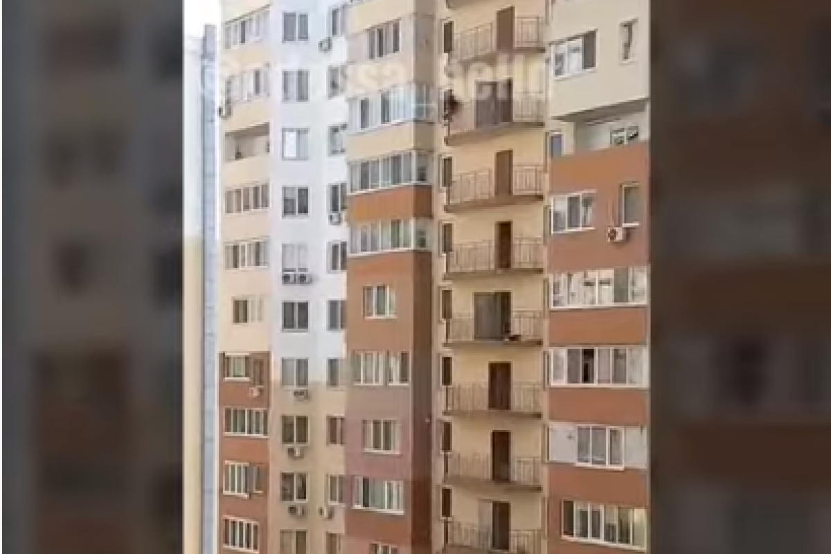 Одесский "человек-паук" спускался с 17-го этажа по балконам: видео Одесский "человек-паук" спускался с 17-го этажа по балконам: видео