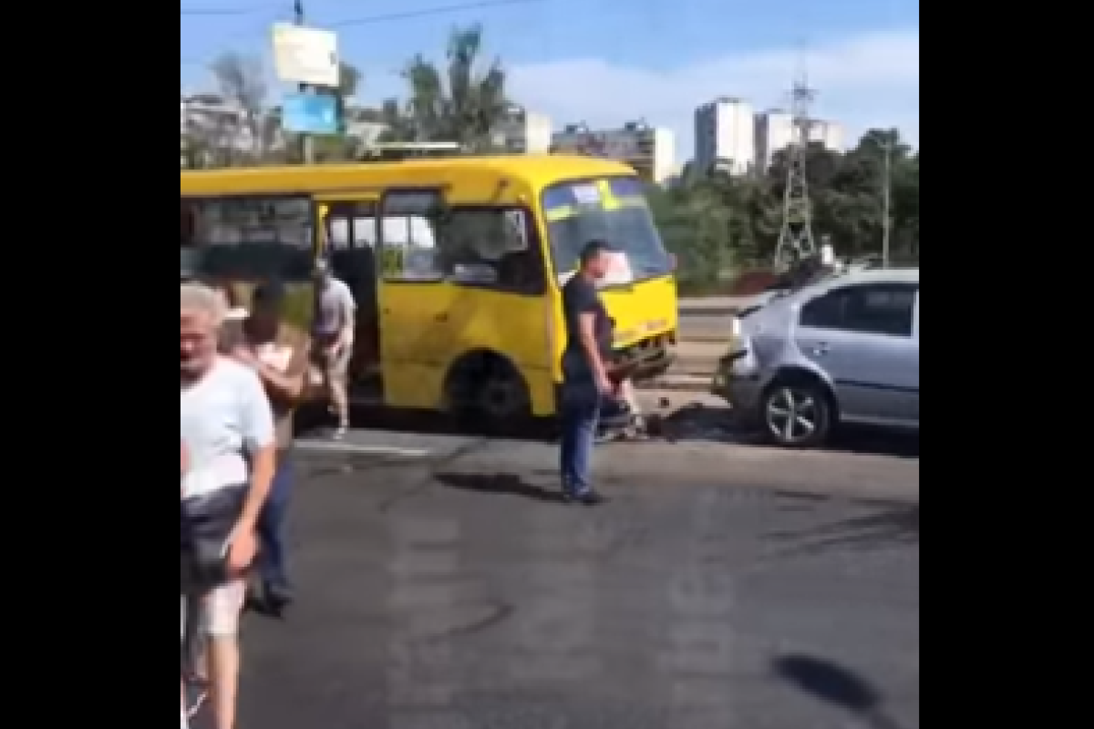 "Люди кричали, чтобы остановился": В Киеве водитель маршрутки спровоцировал ДТП с 6 автомобилями "Люди кричали, чтобы остановился": В Киеве водитель маршрутки спровоцировал ДТП с 6 автомобилями