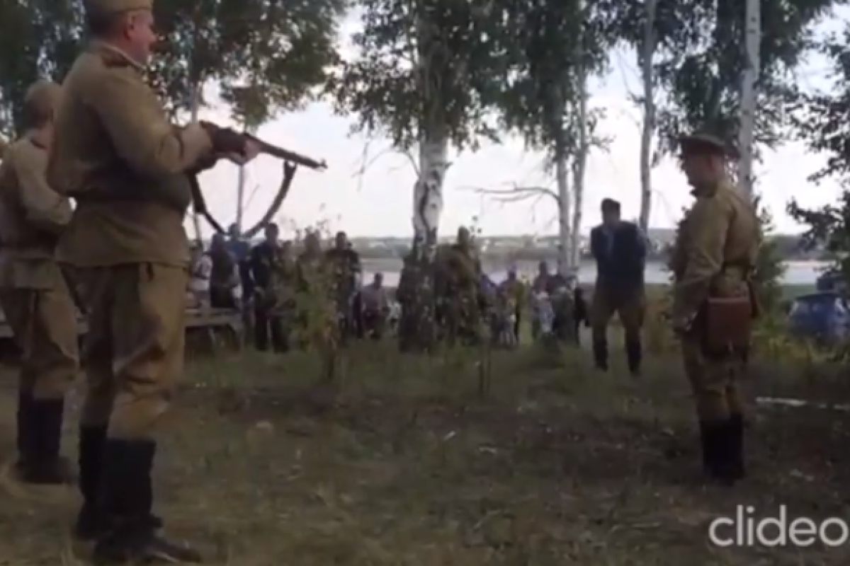 В России на историческом фестивале устроили "показательный расстрел" и сожгли деревню