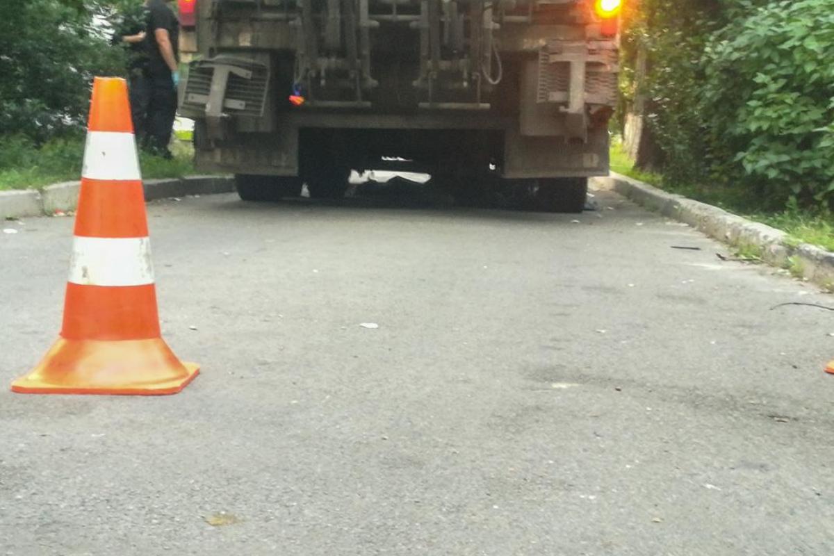 В Киеве на бульваре Верховной Рады мусоровоз задавил присевшего мужчину В Киеве на бульваре Верховной Рады мусоровоз задавил присевшего мужчину