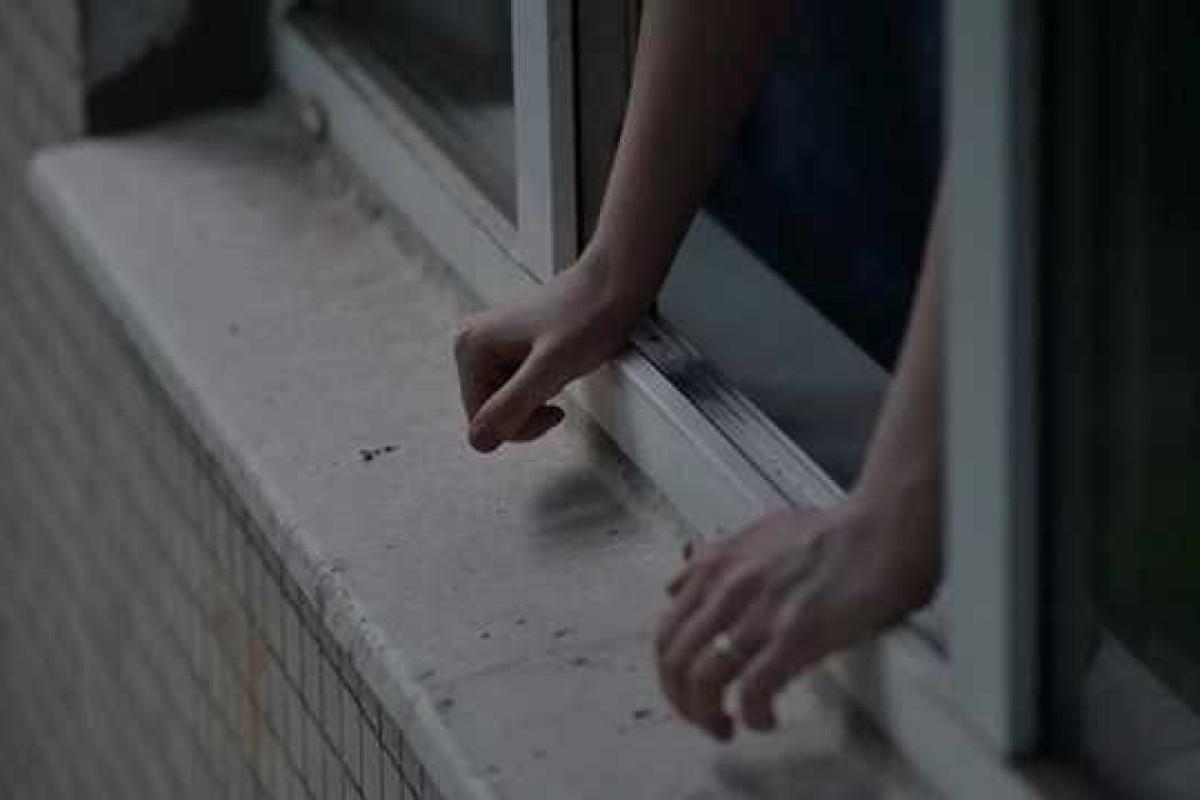 В Харькове муж вытолкнул супругу из окна на почве ревности В Харькове муж вытолкнул супругу из окна на почве ревности
