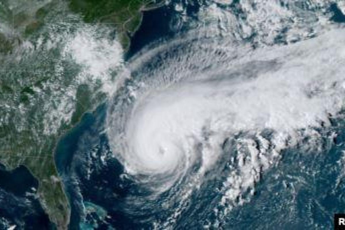 Ураган "Умберто" бушует на Бермудах: тысячи домов и предприятий без электричества