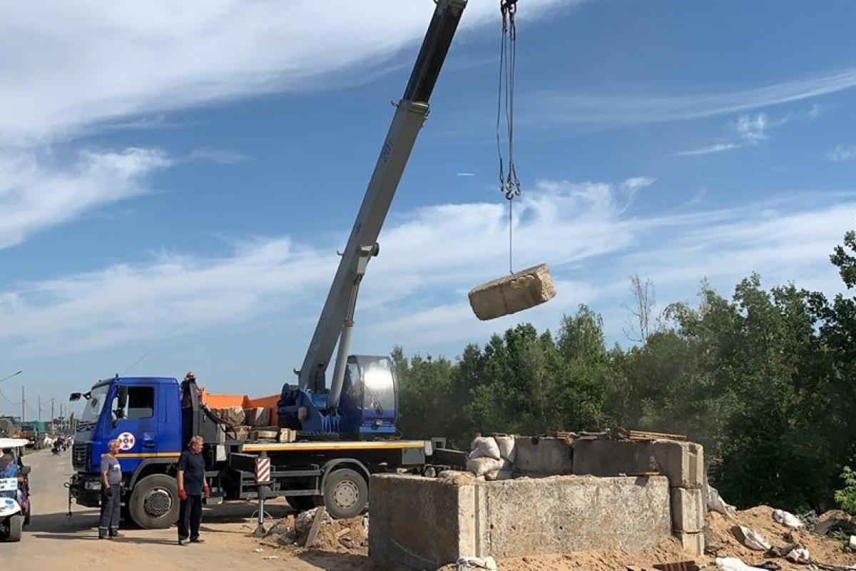 В Станице Луганской украинская сторона разбирает последнее сооружение, пока боевики укрепляются: сеть в недоумении