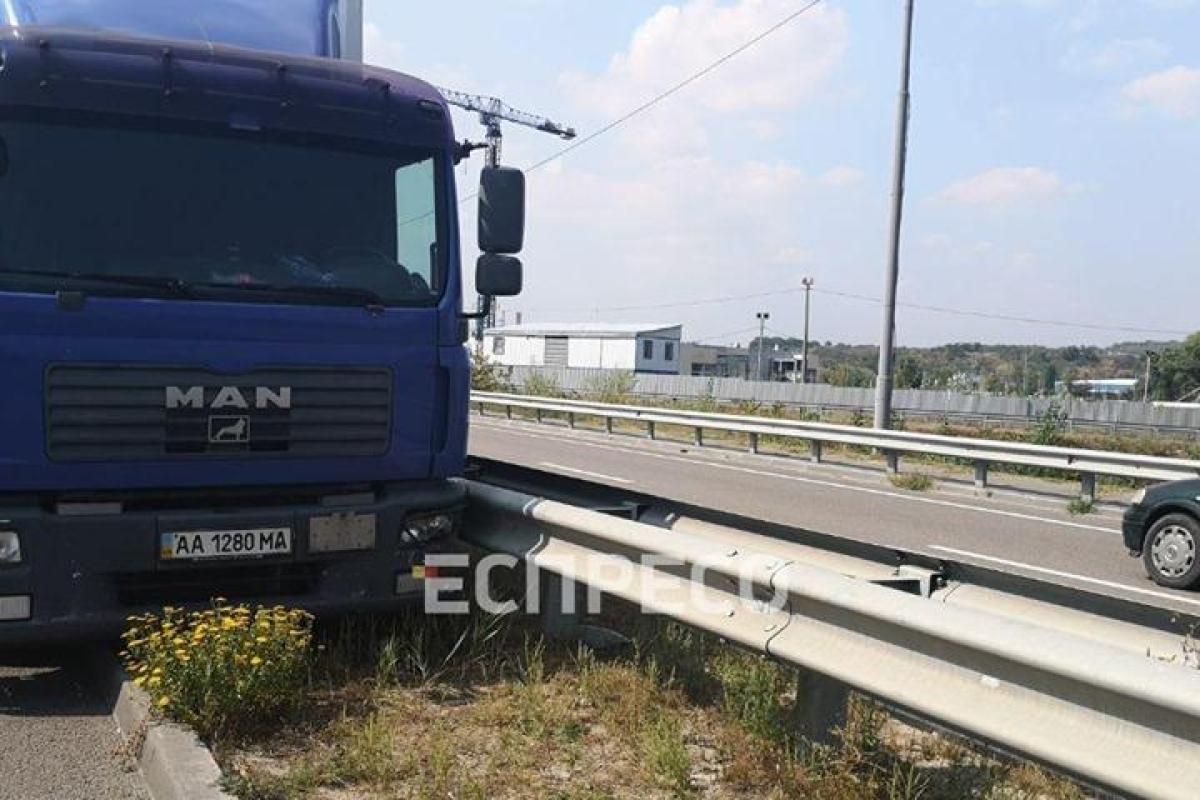 На Киевщине водитель фуры умер во время движения На Киевщине водитель фуры умер во время движения