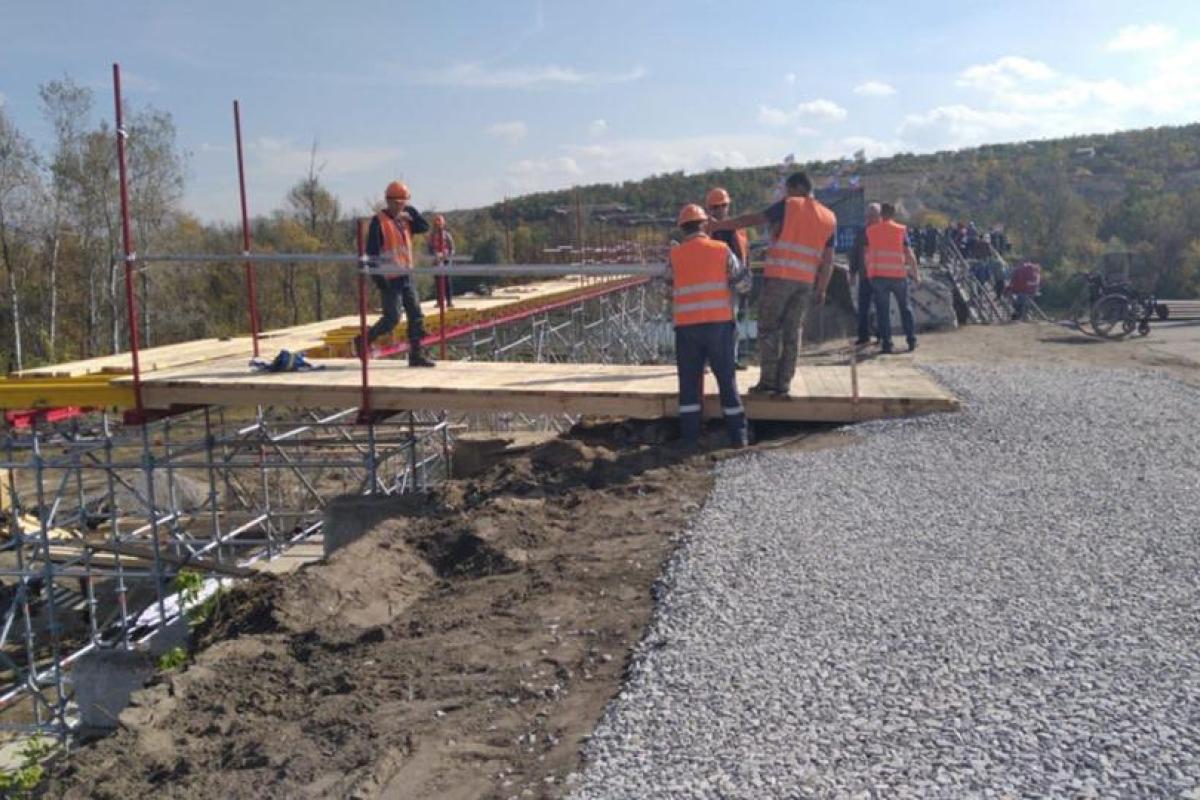 На КПВВ в Станице Луганской установили временный пешеходный мост На КПВВ в Станице Луганской установили временный пешеходный мост